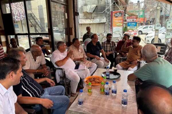 जालंधर छावनी के चर्च रोड पर लगाए अवरोधक से दुकानदारों में रोष, की मीटिंग