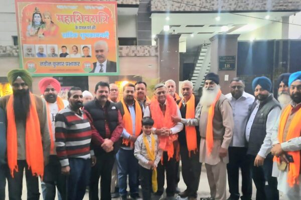 महा शिवरात्रि शोभा यात्रा में शामिल हुए वरिष्ठ भाजपा नेता मनोरंजन कालिया,शिव भक्तों संग लिया आशीर्वाद।